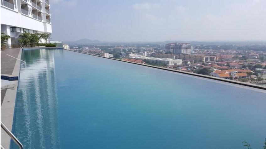 Silverscape Seaview Residences Melaka Экстерьер фото